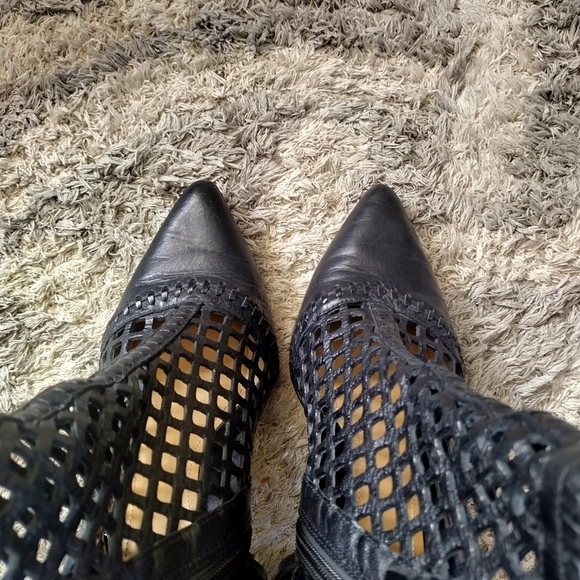 Schutz fishnet pointy toe chain buckle heel booties sz 8,5 - Picture 5 of 8